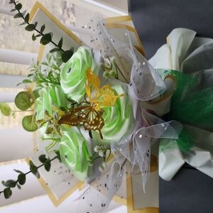 Elegant Green Rose Bouquet with Gold Butterfly